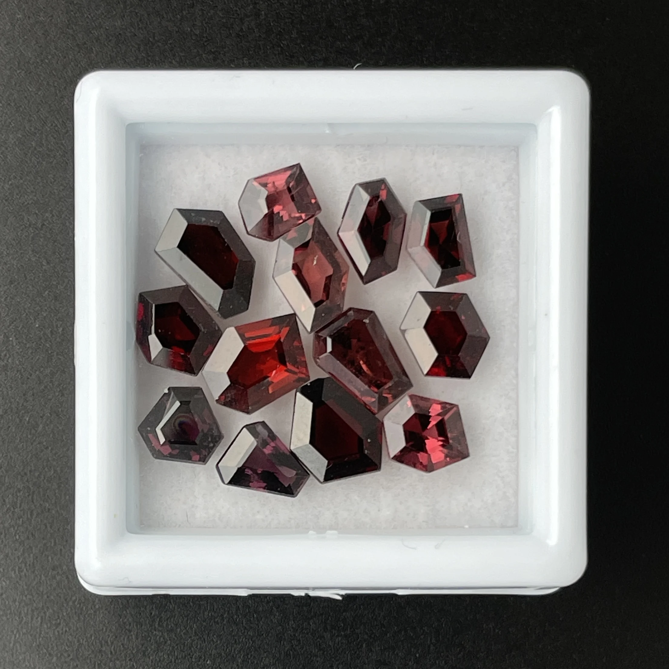 SLA030P1 Spinel Parcel 7.65 ct (13 pcs) | Fancy Hexagon cut | Shades of Red | Mogok, Burma (Myanmar) - Image 1