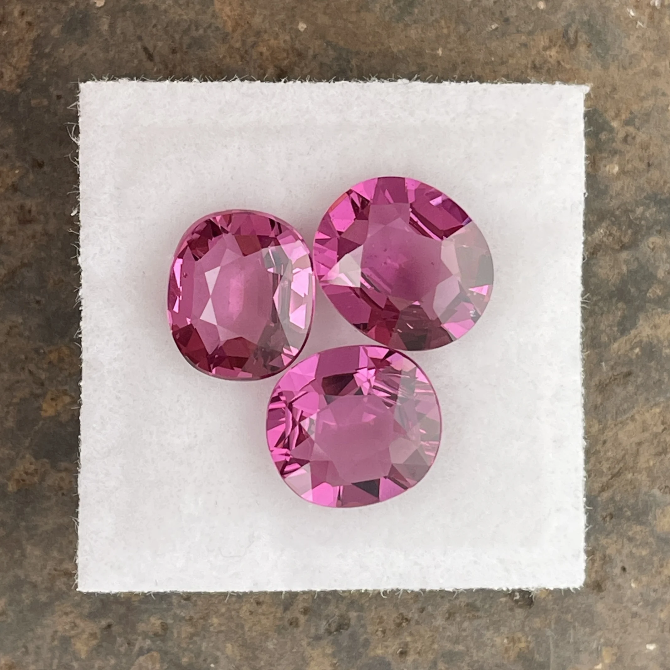 RHL022P1 Umbalite (Rhodolite Garnet) Layout 8.33 ct | Oval | Violet Pink | Umba Valley, Tanzania - Image 1