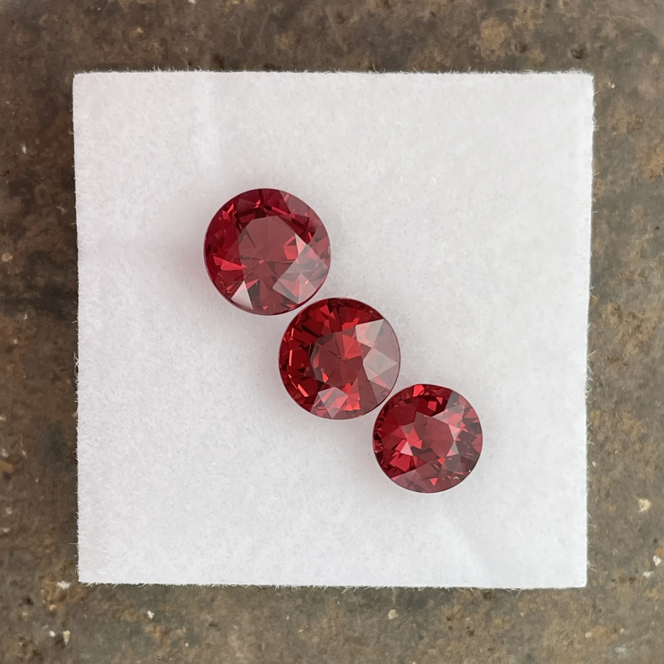 RHL024P1 Rhodolite Garnet Layout 9.75 ct | Round | burgundy Red | Umba Valley, Tanzania - Image 1