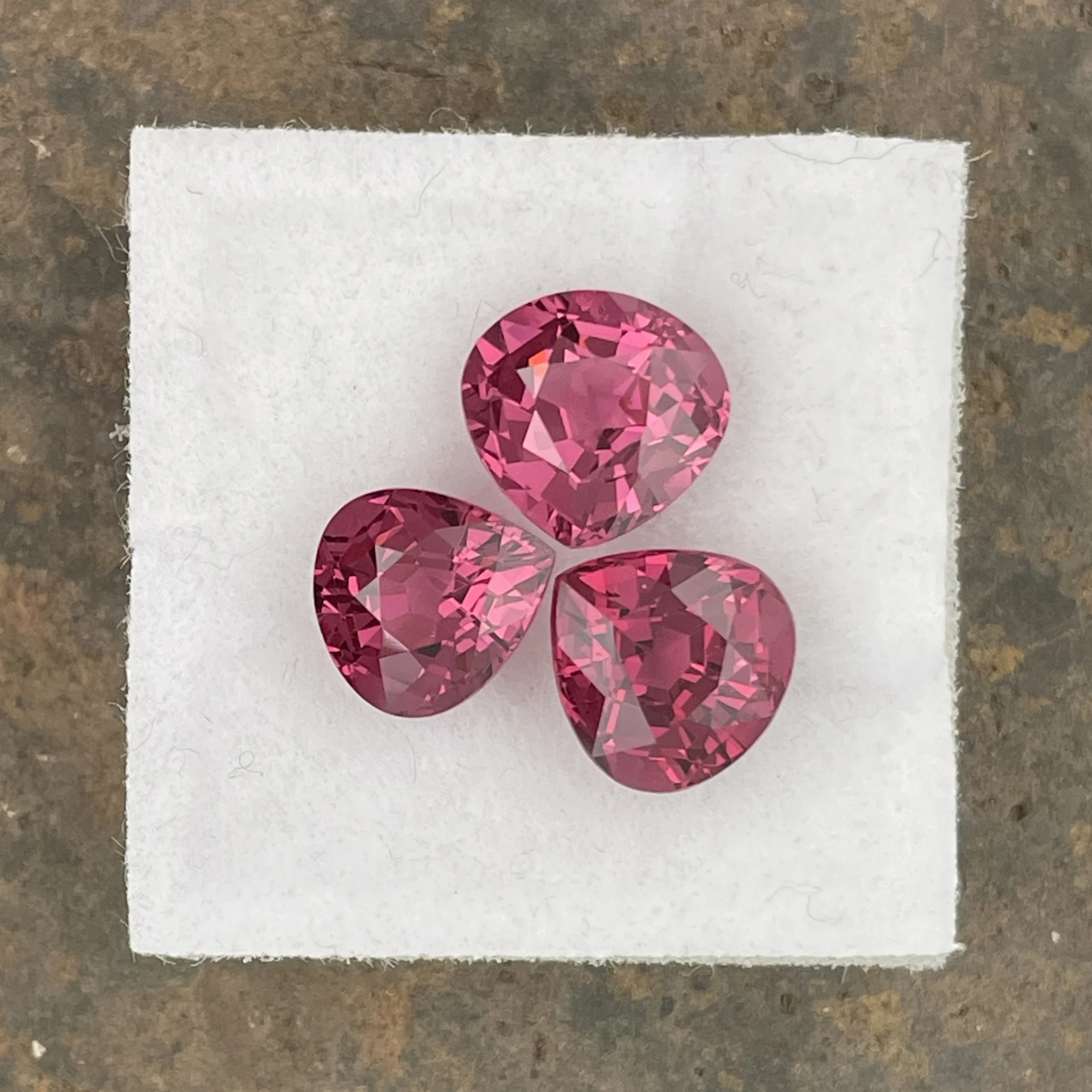 RHL070P1 Umbalite (Rhodolite Garnet) Layout 7.41 ct | Pear Shape | Violet Pink | Umba Valley, Tanzania - Image 1