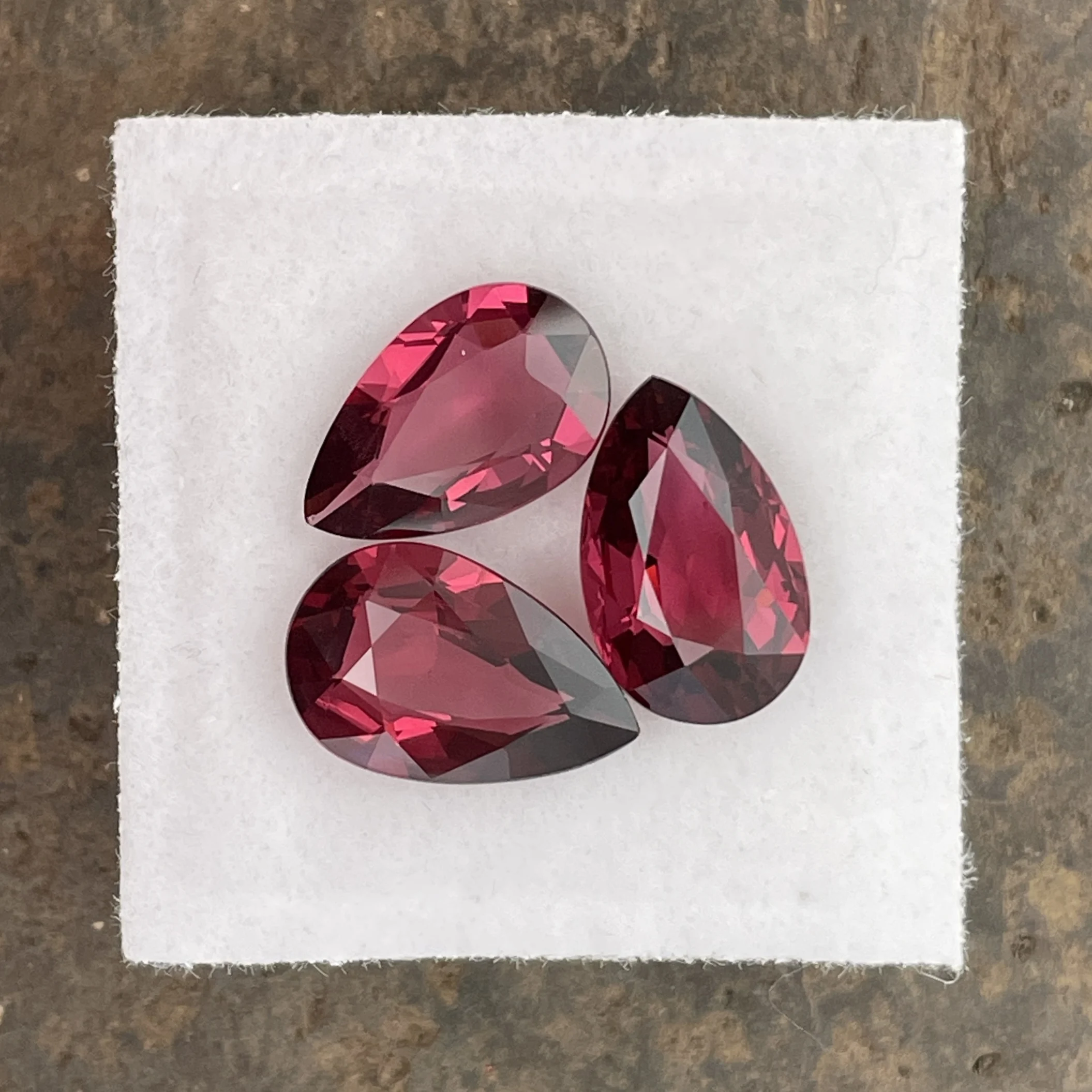 RHL072P1 Umbalite (Rhodolite Garnet) Layout 7.61 ct | Pear Shape | Violet Red | Umba Valley, Tanzania - Image 1