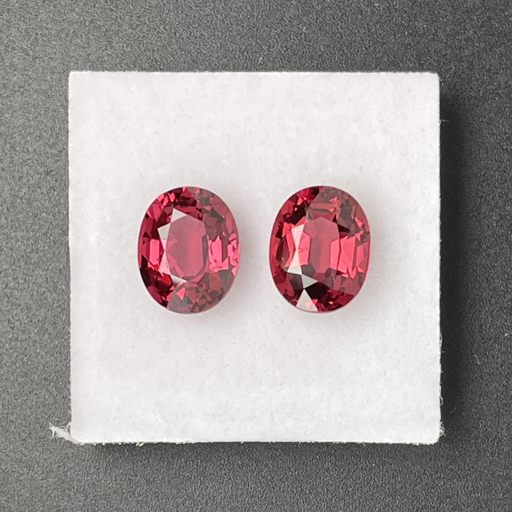 RHP070P1 Rhodolite Garnet Pair 5.28 ct | Oval | Carmine Red | Umba Valley, Tanzania - Image 1