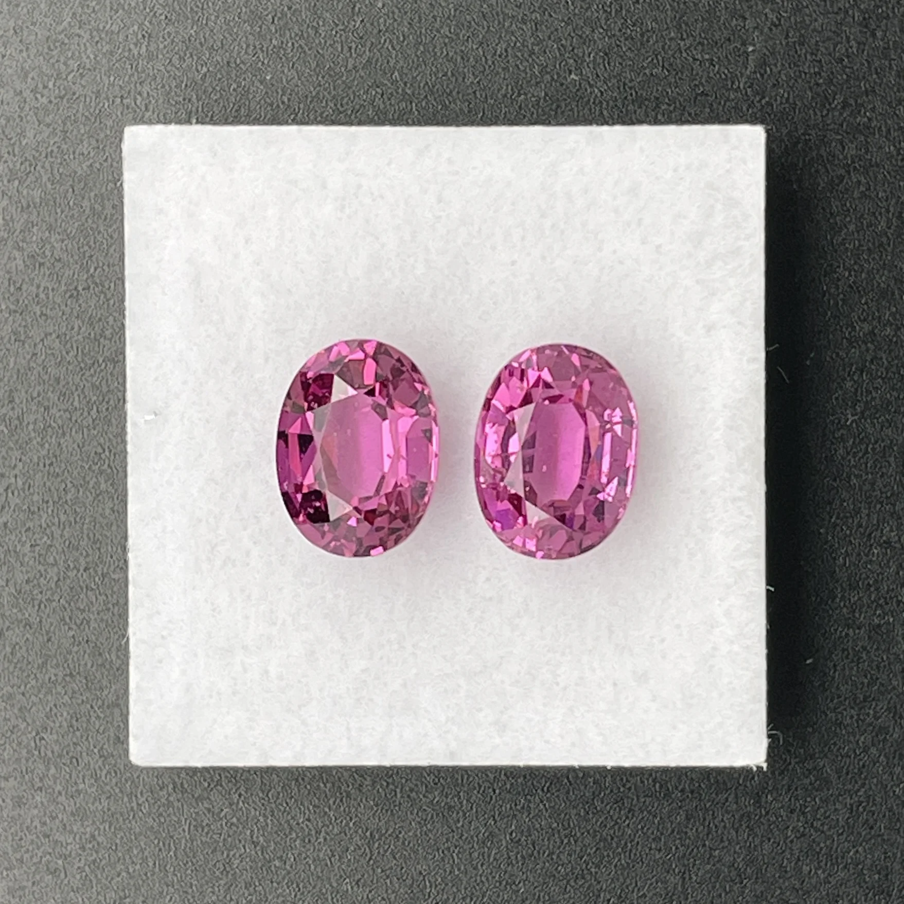 RHP071P1 Umbalite (Rhodolite Garnet) Pair 5.26 ct | Oval | Violet Pink | Umba Valley, Tanzania - Image 1
