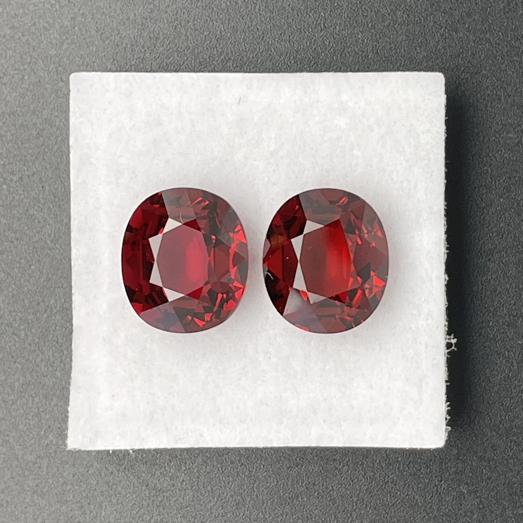 RHP092P1 Rhodolite Garnet Pair 9.17 ct | Oval | Oxblood Red | Umba Valley, Tanzania - Image 1