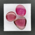 Rubellite & Tourmalin Layout  33.05 ct | Oval, Pear Shape Cabochon | Various Red, Pink | Oyo Region, Nigeria - Image 3